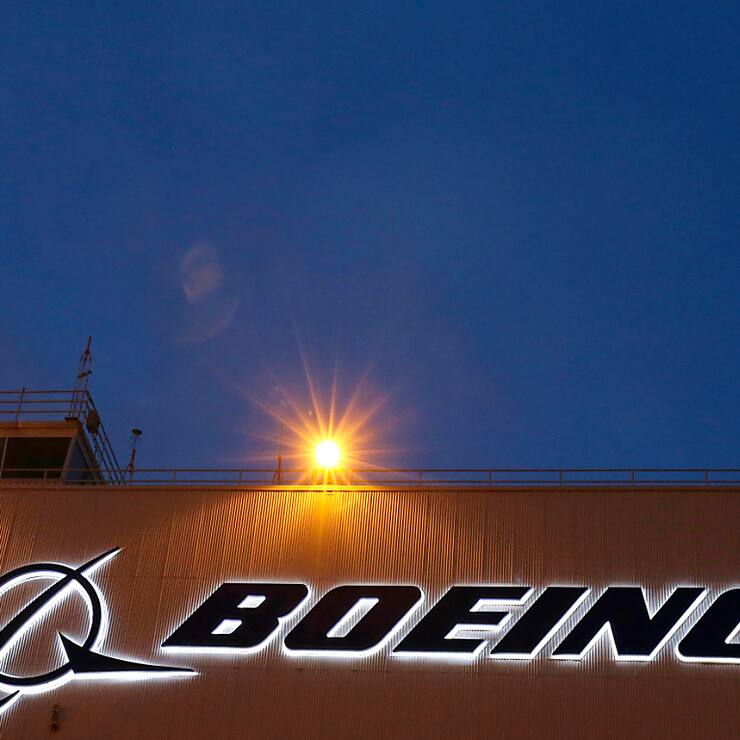 Cet accord préliminaire survient à peine quelques semaines après l'arrivée du nouveau patron Kelly Ortberg, qui a la tâche de redresser l'emblématique avionneur dont la réputation a été entachée, notamment par des problèmes de sécurité aérienne.