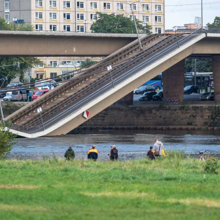 Personne ne se trouvait sur ou sous le pont au moment de l'effondrement, vers 03h00 du matin.