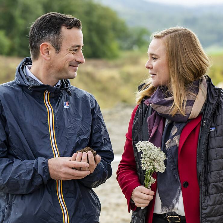 Les conseillers d'Etat Vassilis Venizelos (à gauche) et Valérie Dittli (à droite) ont assuré que leurs départements - respectivement de l'environnement et de l'agriculture - travailleront main dans la main pour le premier plan d'action cantonal pour les sols vaudois.