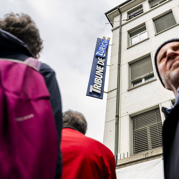 Les journalistes des titres romands de Tamedia ont débrayé pendant une heure jeudi en fin de matinée, à Genève et à Lausanne. L'enseigne de la Tribune de Genève a été brièvement modifiée.