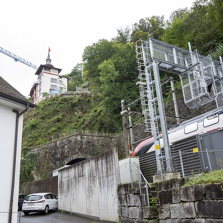 La masse rocheuse instable menace aussi directement la ligne ferroviaire devant l'entrée du tunnel.