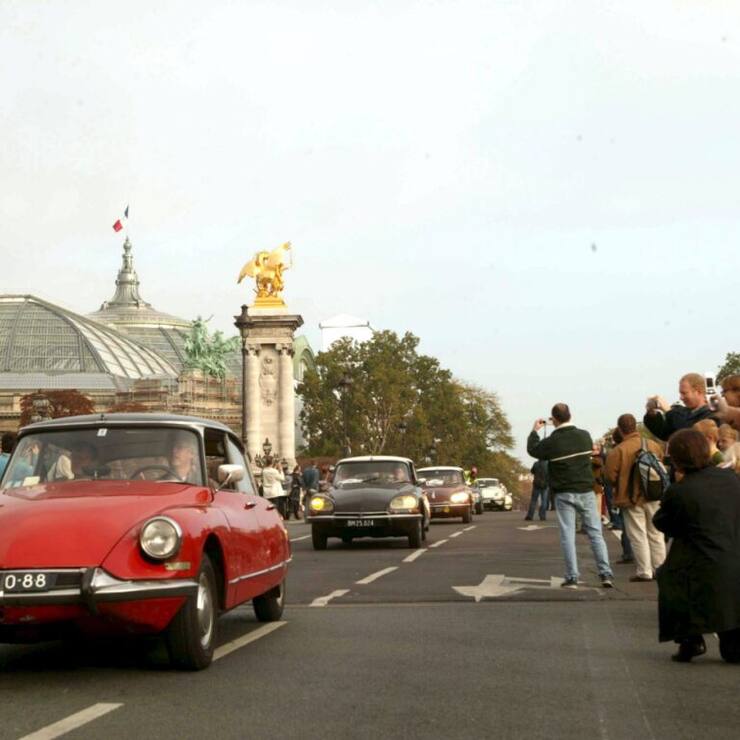 Un défilé de DS en 2005 à Paris, une voiture restée culte dont on dit que sa fameuse suspension hydraulique qa sauvé la vie du général De Gaulle lors de la tentative d'attentat du Petit Clamart.