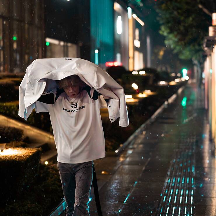Un homme marche sous les fortes pluies du typhon Bebinca dans une rue à Shangai.