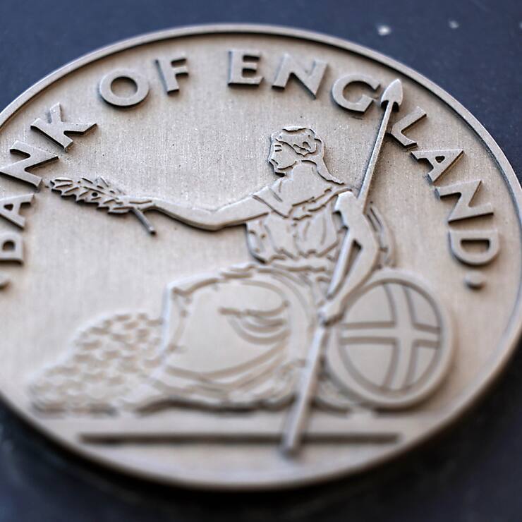 Cette décision s'inscrit à rebours de la Réserve fédérale (Fed) américaine, qui a choisi mercredi de frapper un grand coup avec une réduction d'un demi-point, après la baisse d'un quart de point de la Banque centrale européenne (BCE) la semaine dernière. (EPA/NEIL HALL)