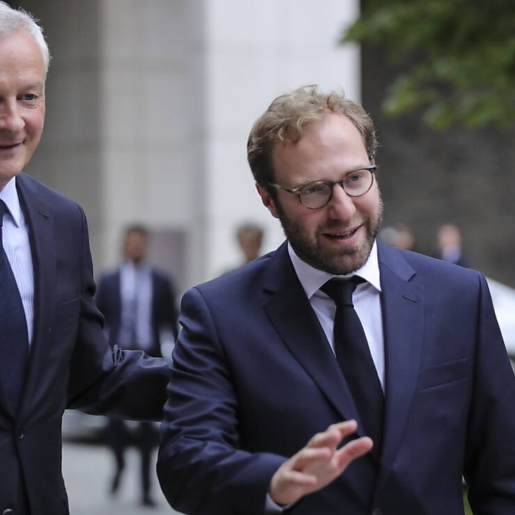 Les passations de pouvoirs ont commencé dimanche: ici à Bercy entre Bruno Le Maire et son successeur à l'Economie Antoine Armand.