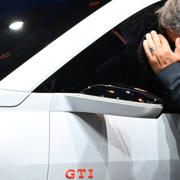 Le ministre allemand de l'économie Robert Habeck se penche en compagnie des principaux acteurs du secteur sur les tracas rencontrés par l'industrie automobile. (archive)