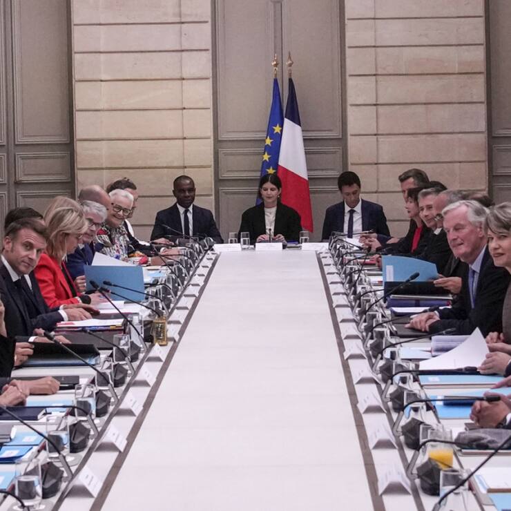 Ce premier conseil, dans le jardin d'hiver du palais présidentiel, a duré moins d'une demi-heure et s'est "très bien" passé, a sobrement commenté le nouveau ministre de la Justice Didier Migaud, le seul issu de la gauche.