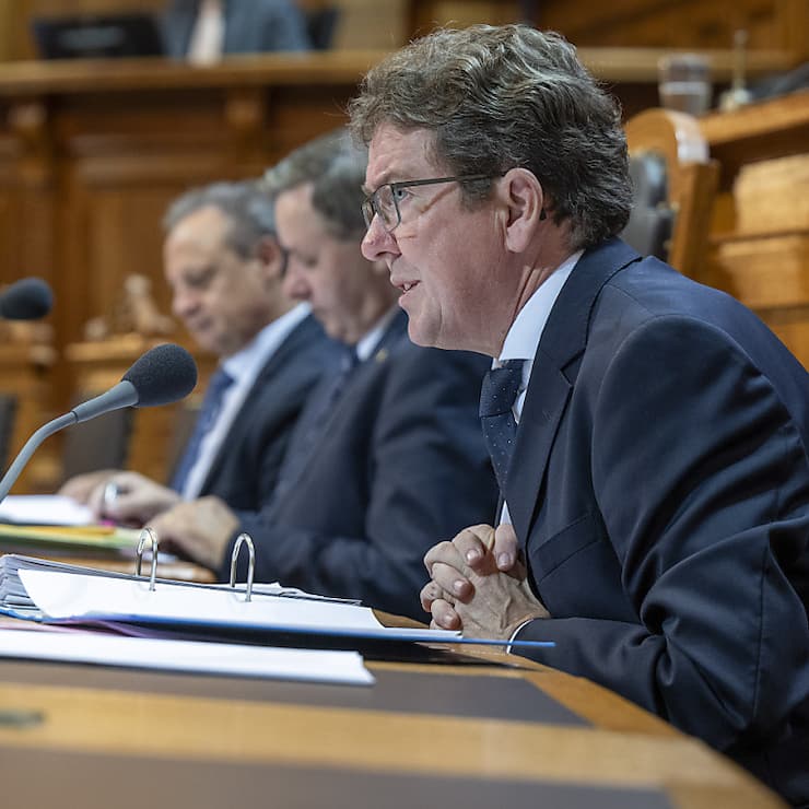 Le ministre des transports Albert Rösti a défendu un projet visant à renforcer le fret ferroviaire et fluvial (archives).