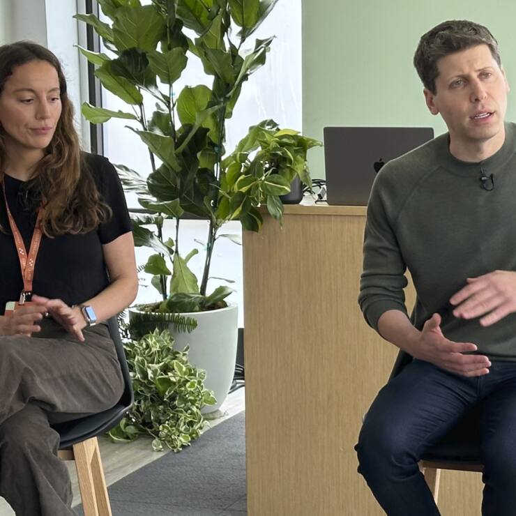 Mira Murati, à gauche, a quitté OpenAI, dirigé par Sam Altman, à droite (archives).