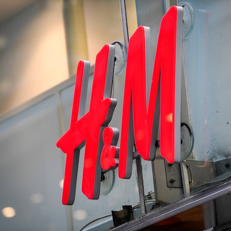 Les ventes du groupe suédois H&amp;M ont reculé, alors que les consommateurs continuent de limiter leurs dépenses face à l'inflation, mais aussi en raison de la météo morose (archives).