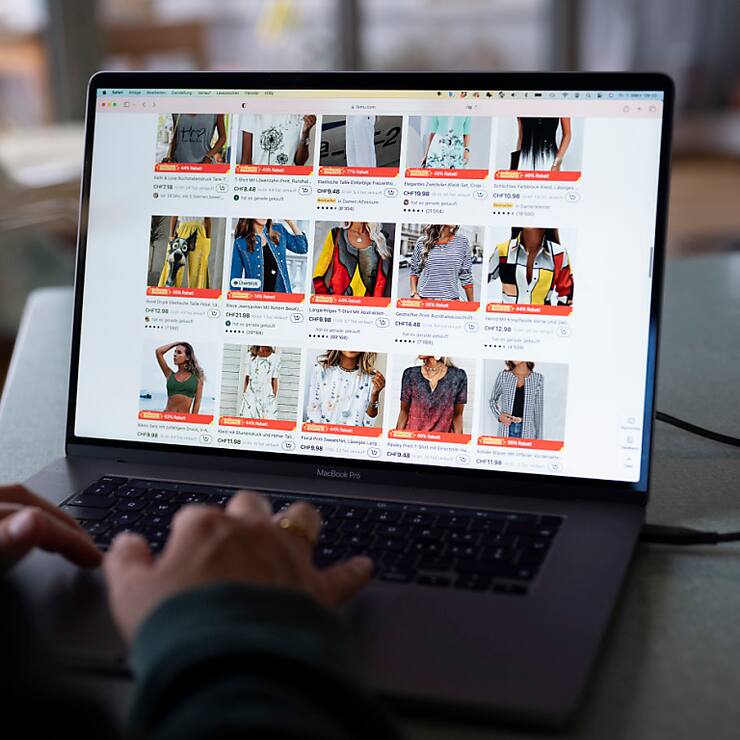 Le document mentionne spécifiquement Temu et Shein. Outre la France, il est soutenu par l'Autriche, le Danemark, les Pays-Bas et la Pologne. (KEYSTONE/Christian Beutler)