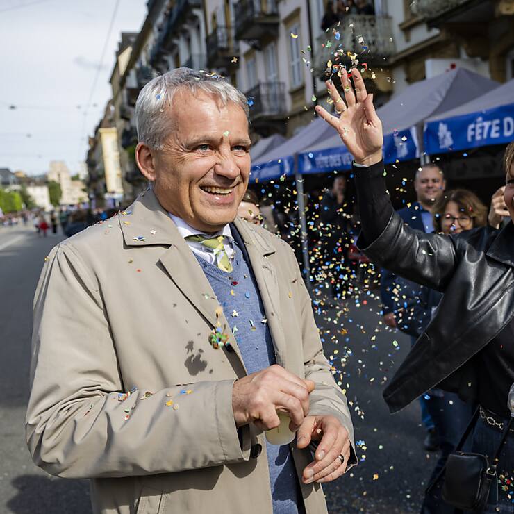 Comme le veut la tradition, Violaine Bletry-de Montmollin, présidente de la Ville de Neuchâtel, a lancé des confettis au conseiller fédéral présent et cette année c'était Beat Jans.