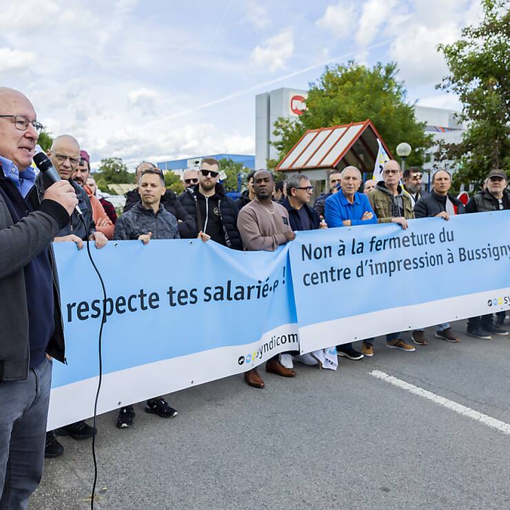 Les employés de l'imprimerie de Bussigny ont notamment reçu le soutien de Pierre-Yves Maillard lundi matin.