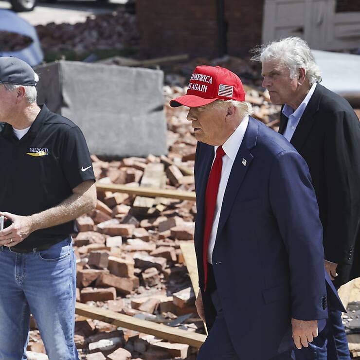 Donald Trump sur un des lieux du désastre.