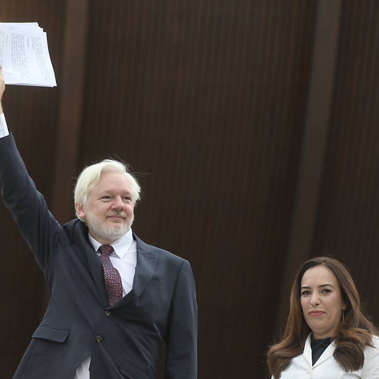 Julian Assage devant le Conseil de l'Europe mardi, aux côtés de sa femme Stella.
