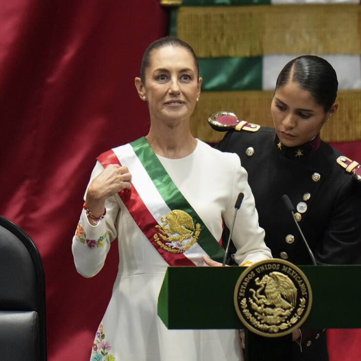 Claudia Sheinbaum a ceint l'écharpe présidentielle et salué ses invités, dont le président du Brésil Luiz Inacio Lula da Silva et la Première dame des Etats-Unis Jill Biden.