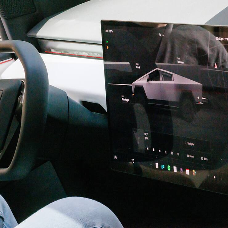 Au 25 septembre, Tesla, qui a informé les autorités de cette défaillance, avait enregistré 45 réclamations à ce titre. "Tesla n'a connaissance d'aucune collision, décès ou blessure pouvant lui être lié", précise le NHTSA. (EPA/CLEMENS BILAN)