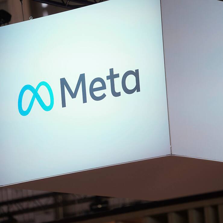 "Les plateformes de Meta restent la plus grande source de toutes les escroqueries (62%) déclarées à Revolut à l'échelle mondiale au premier semestre 2024", soit une proportion relativement stable par rapport au deuxième semestre 2023 (64%). (AP Photo/Thibault Camus, File)