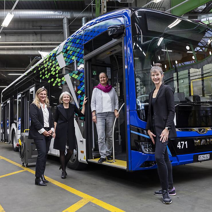 Patricia Solioz Mathys, directrice des tl; Delphine Morlier, directrice Route; Tinetta Maystre, présidente du Conseil d'administration; et Florence Germond, conseillère municipale (de g. à d.) ont présenté aux médias la nouvelle stratégie des Transports publics de la région lausannoise (tl).