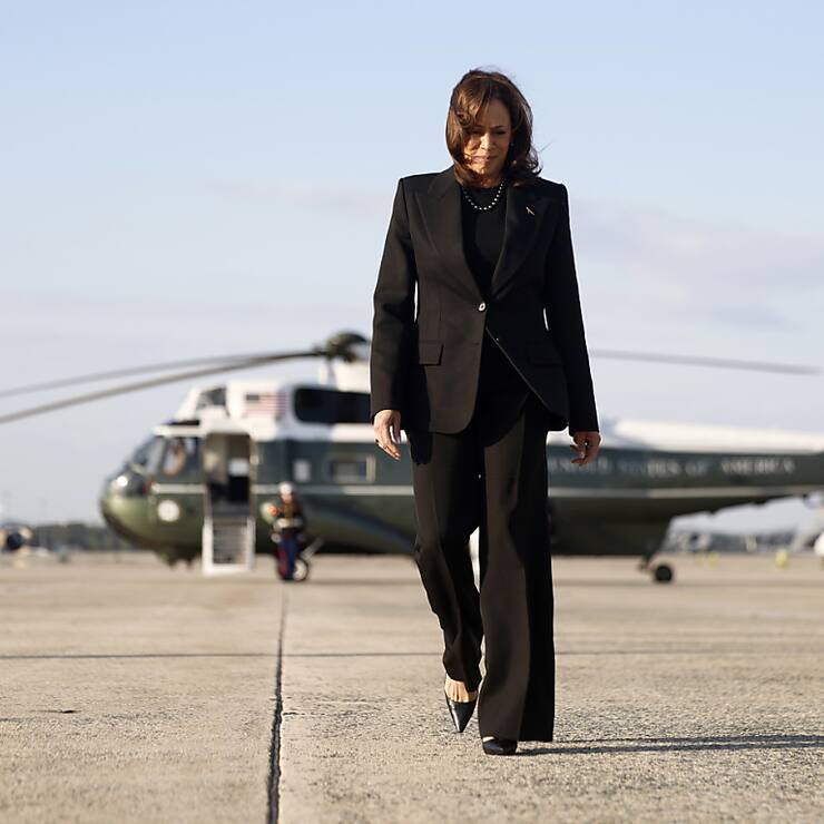 La candidate démocrate à la présidence, la vice-présidente Kamala Harris, quitte le Marine Two pour monter à bord de l'Air Force Two, direction New York lundi.