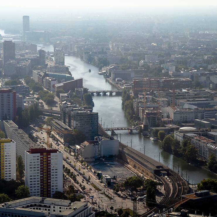 Après une première partie d'année difficile, l'économie allemande, qui ne parvient pas à sortir de la crise de son modèle industriel, est restée enlisée cet été. (AP Photo/Markus Schreiber)