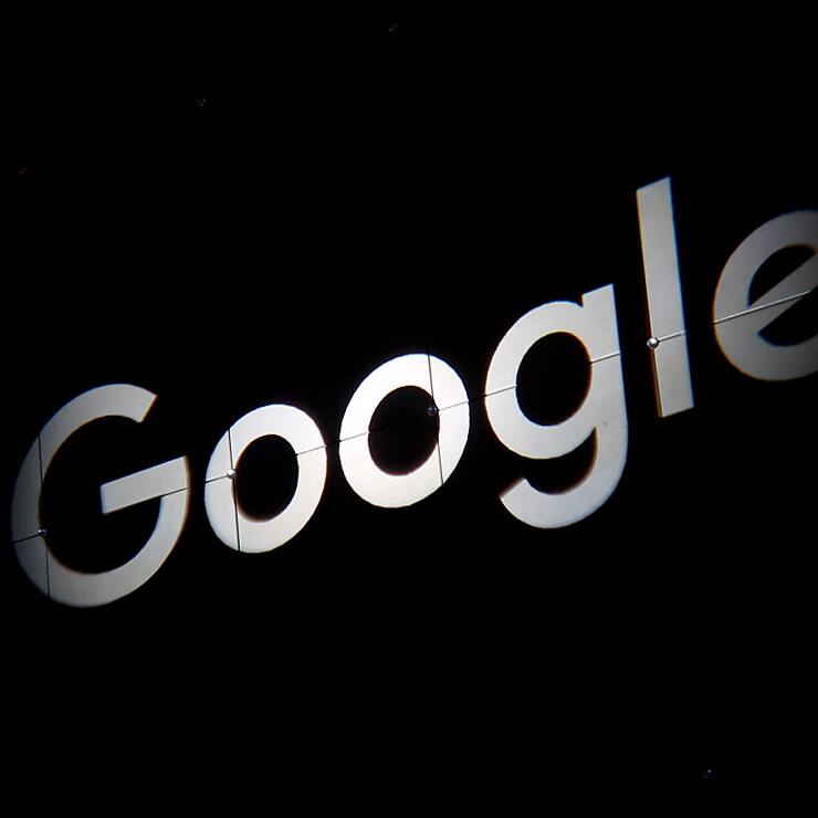 Le gouvernement américain suggère ainsi d'empêcher le géant technologique d'utiliser son navigateur Chrome, sa boutique d'application Google Play Store et son système d'exploitation mobile Android pour conférer un avantage à son moteur de recherche. (EPA/ FAZRY ISMAIL)