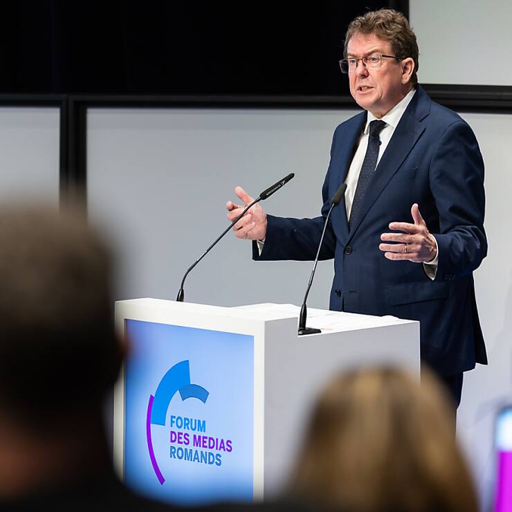 Ces 15 dernières années, les tirages des journaux ont diminué de moitié en Suisse, a rappelé mercredi à Lausanne le ministre de la communication Albert Rösti lors de la 5e édition du Forum des médias romands (FMR).