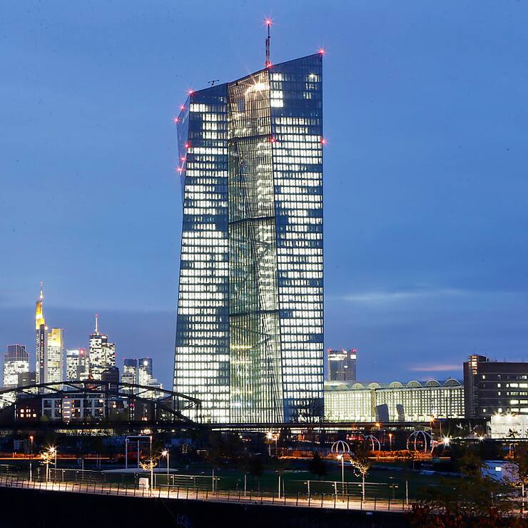 Reprenant les chiffres de prévisions de croissance publiés mardi par la Banque de France, entre 0,4% et 0,5% au troisième trimestre avant un contrecoup en fin d'année, pour un total annuel de 1,1%, le gouverneur a jugé l'économie française "résiliente, sans être brillante". (AP Photo/Michael Probst)