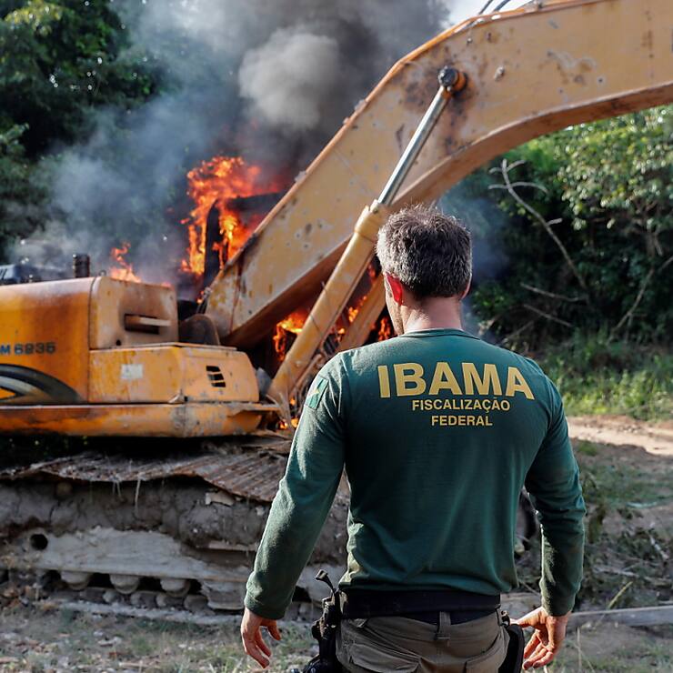 Des agents de l'environnement et de la police fédérale détruisent des machines utilisées pour l'exploitation minière illégale sur la rive du fleuve Xingu, à 70 km de la ville d'Altamira en Amazonie (archives).