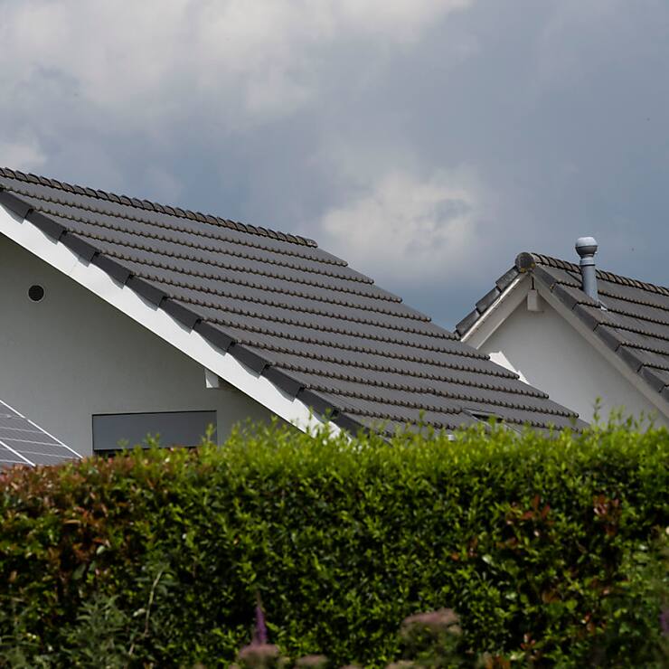 Au troisième trimestre, les taux moyens sur dix ans calculés par Comparis s'inscrivent ainsi dans la fourchette 1,5%-2,0% pour les hypothèques fixes et entre 1,6% et 2,0% pour les emprunts basés sur le Saron, selon le compte-rendu périodique publié jeudi. (KEYSTONE/Christian Beutler)