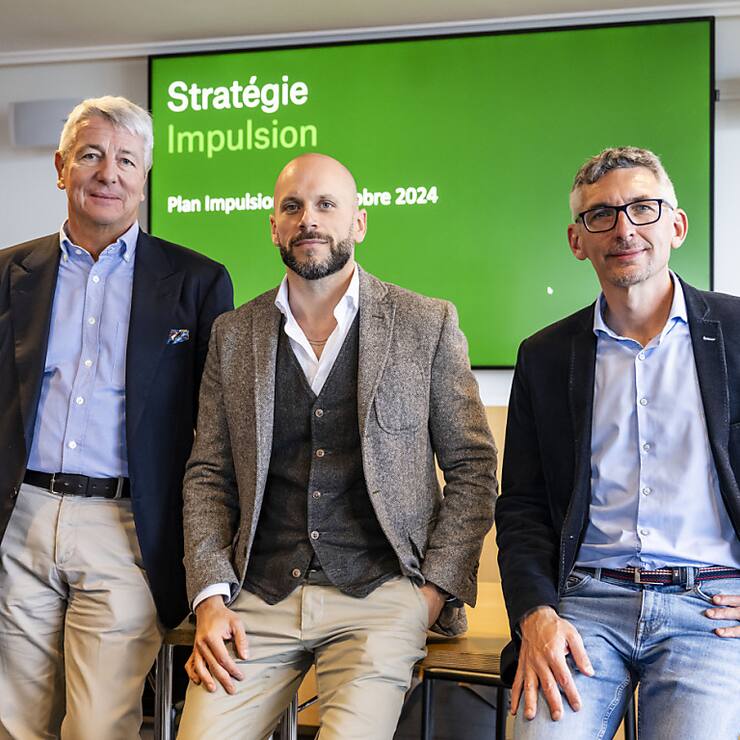 De gauche à droite: Nicolas Demartines, directeur général ad intérim du CHUV, Gianni Saitta, président de la task force "Impulsion" et Emmanuel Bourquin, directeur administratif et financier du CHUV, ont détaillé le plan de réduction des coûts pour l'hôpital vaudois d'ici à 2028.