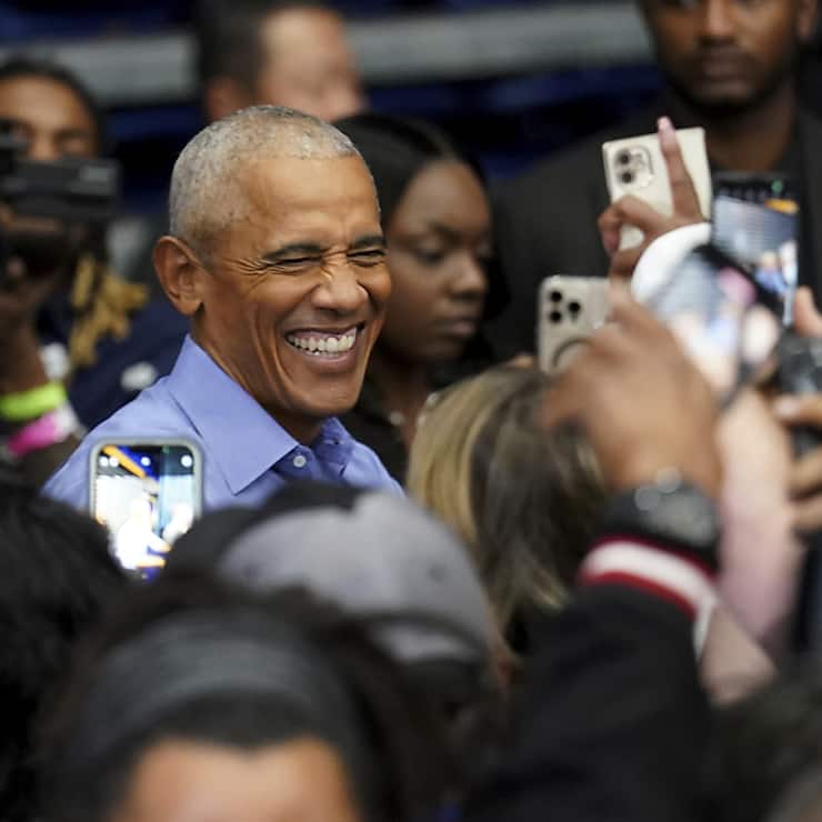 L'ancien président Barack Obama salue les participants après avoir pris la parole lors d'un rassemblement de campagne en faveur de la candidate démocrate à la présidence, la vice-présidente Kamala Harris, jeudi à l'Université de Pittsburgh.
