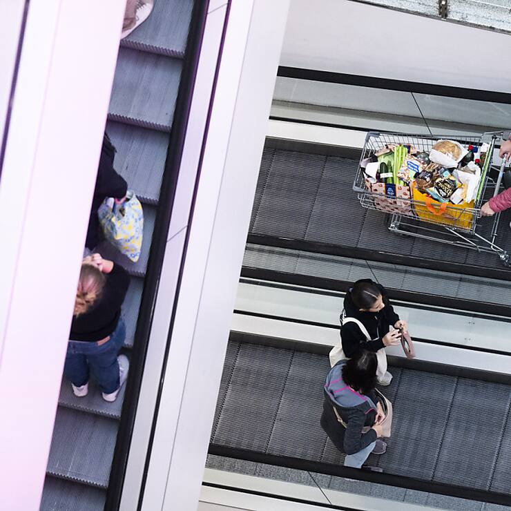 Le moral des consommateurs suisses s'est quelque peu amélioré en septembre. (archive)