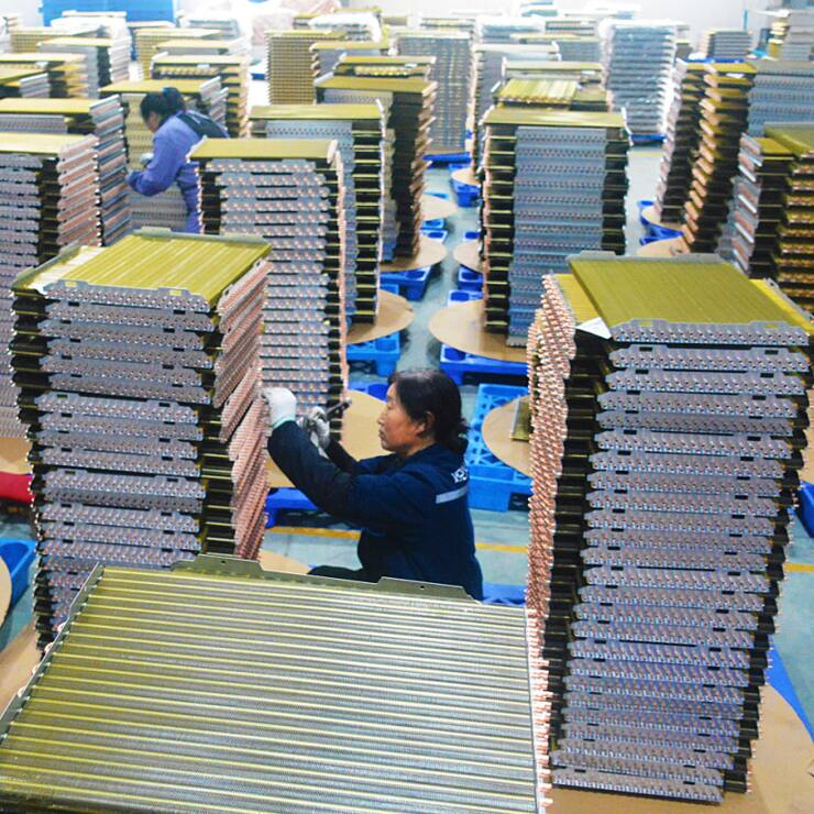 Des ouvriers travaillent dans une usine de radiateurs de refroidissement pour climatiseurs dans la province d'Anhui en Chine centrale.