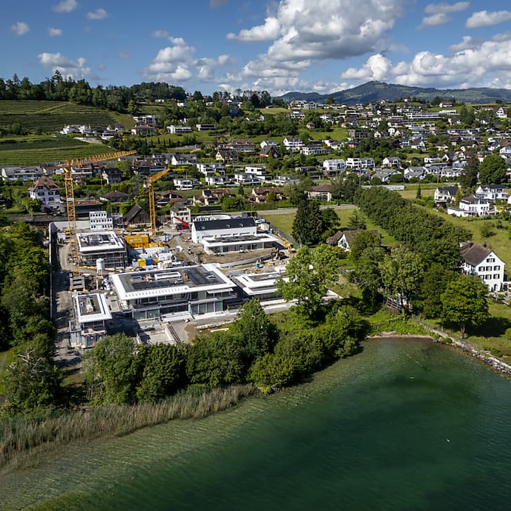 La construction en cours de la villa de Roger Federer et des bâtiments qui l'entourent n'est pas remise en question par l'OFEV, contrairement au hangar à bateaux planifié sur le côté droit du site (archives).
