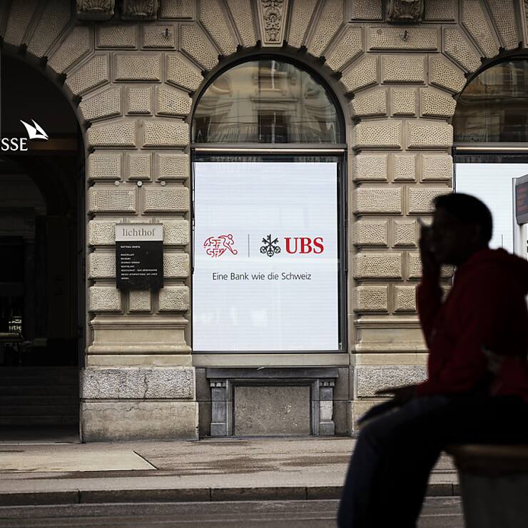 Dans un rapport publié en juin, la Comco avait estimé qu'il existait des indices d'une position dominante d'UBS sur certains marchés suite à la reprise du Credit Suisse. (archive)