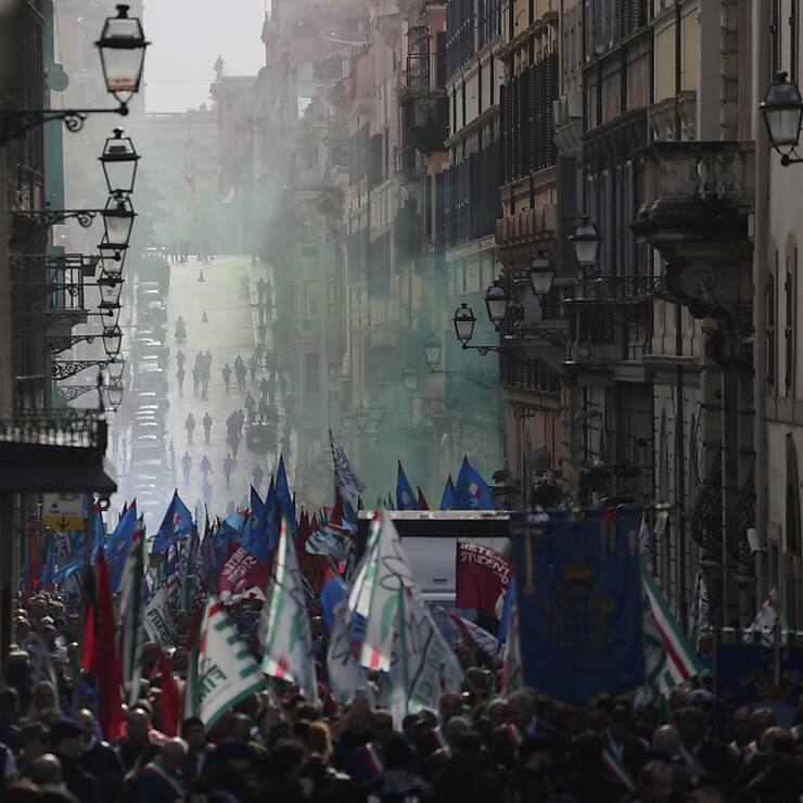 Des milliers de salariés en grève du géant automobile Stellantis en Italie ont manifesté  vendredi bruyamment dans les rues de Rome. (archive)