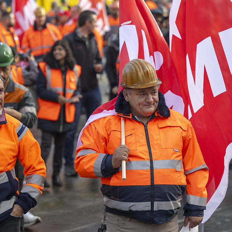 Plusieurs centaines d'employés de l'entreprise Stahl à Gerlafingen (AG) ont manifesté lundi contre les plans de démantèlement de leur employeur.