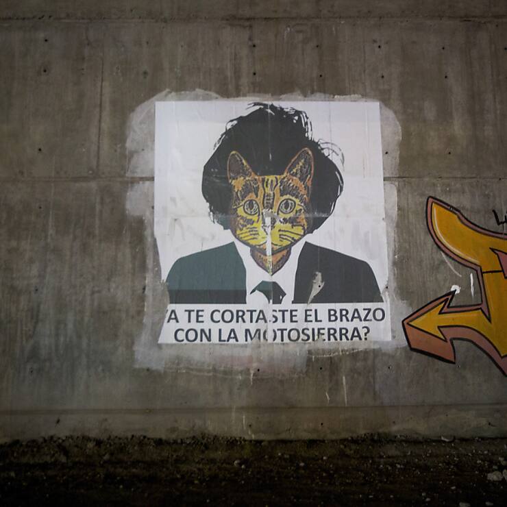 Une affiche critiquant le président argentin Javier Milei est accrochée le long d'un trottoir de La Rioja, en Argentine. Elle pose la question en espagnol: "Te couperais-tu le bras avec la tronçonneuse ?", en référence aux mesures d'austérité.