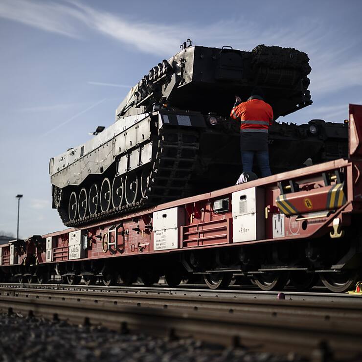 Selon une commission du Conseil national, les Etats destinataires de matériel de guerre suisse devraient pouvoir le transmettre après cinq ans à des Etats tiers comme l'Ukraine (archives).