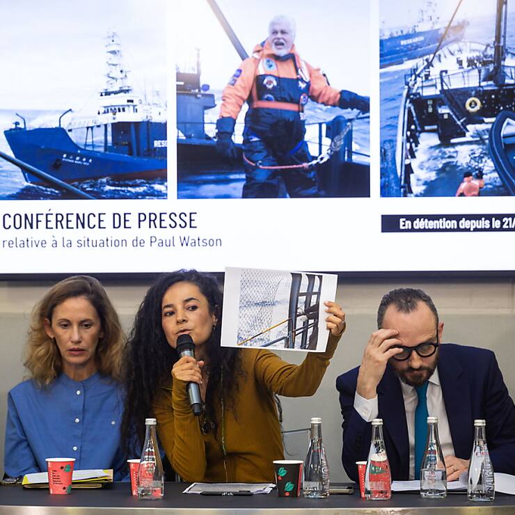 Les défenseurs de l'écologiste canadien Paul Watson à Paris le 16 octobre. Le militant de 73 ans a été arrêté le 21 juillet suite à un mandat d'arrêt international émis par les autorités japonaises après une opération contre un navire baleinier.