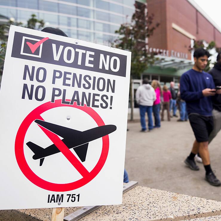 Les employés de Boeing en grève se sont rassemblé pour voter mercredi à Everett, dans l'État de Washington.