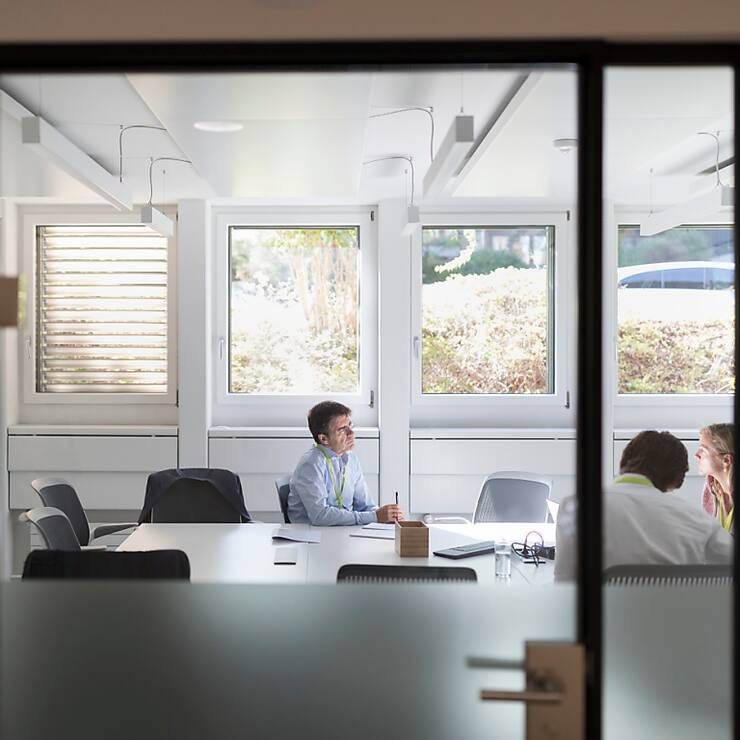 Employés dans un bureau de l'agence de recrutement Adecco à Zurich (archives).
