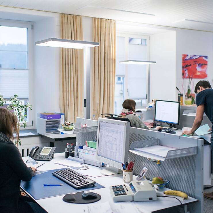 Les similitudes entre les styles d'humour contribuent à influencer positivement la qualité des relations entre les supérieurs et les collaborateurs. C'est le cas pour les types d'humour affiliatif/coopératif et valorisant (image d'illustration).