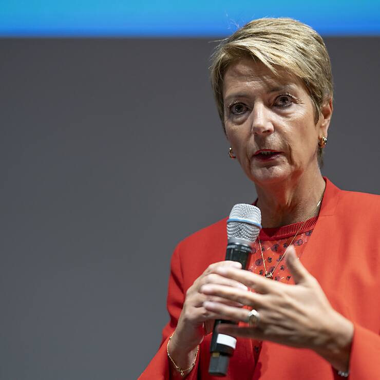 La guerre en Ukraine, la situation au Proche-Orient et les tensions autour de Taïwan font augmenter les investissements dans la défense, a détaillé la ministre des finances. La pression sur les dépenses augmente également en raison du vieillissement de la population dans de nombreux pays.