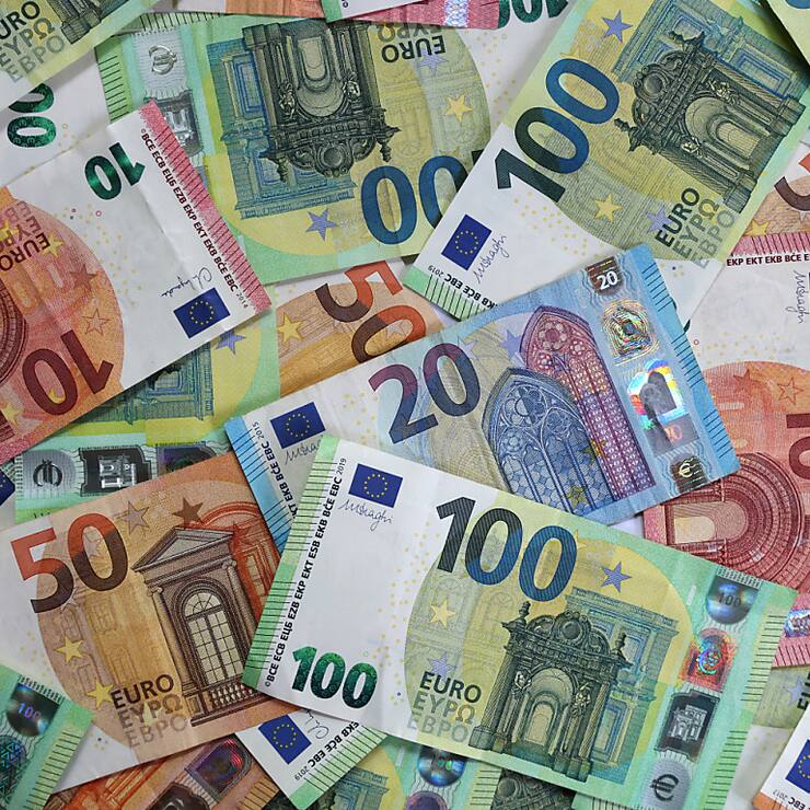 En France, l'Assemblée nationale rejette la surtaxe pour les grandes entreprises.