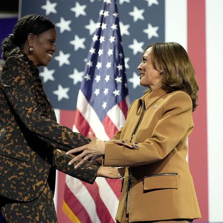L'ancienne première dame Michelle Obama (gauche) et la vice-présidente Kamala Harris, candidate démocrate à l'élection présidentielle, quittent les lieux après avoir pris la parole lors d'un meeting de campagne à Kalamazoo dans le Michigan samedi.