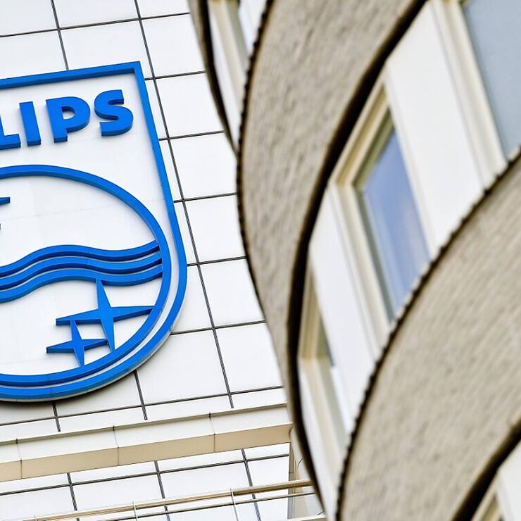 Le groupe néerlandais attribue cette hausse à l'augmentation de sa marge brute au cours du trimestre et à la baisse des coûts liés aux rappels de ses appareils Respironics, "en partie compensés par des charges fiscales plus élevées". (EPA/KOEN VAN WEEL)