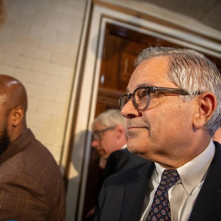 Le procureur de Philadelphie Larry Krasner (R) quitte la salle de justice après une audience concernant son procès contre l'entrepreneur technologique américain Elon Musk le 31 octobre. Il qualifie de "loterie illégale"  les cadeaux d'un million de dollars offerts par Musk aux électeurs.