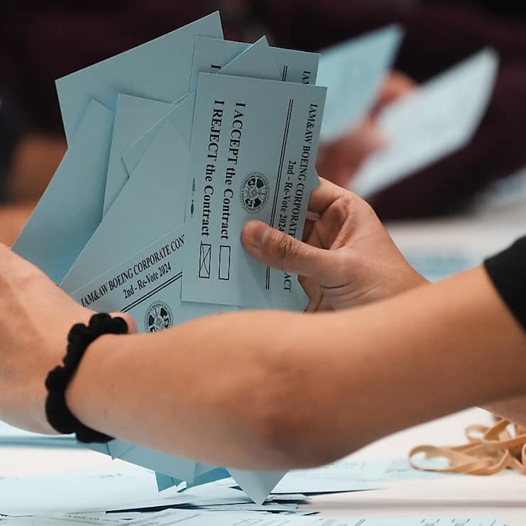 Une équipe de volontaires dépouille les votes des ouvriers de Boeing lundi à Seattle.